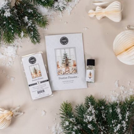 Festive Frasier Wax Bar neben Duft-Sachet und Duftfläschchen auf winterlicher Dekoration