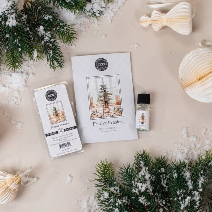 Festive Frasier Wax Bar neben Duft-Sachet und Duftfläschchen auf winterlicher Dekoration
