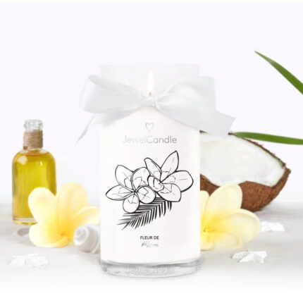 Weiße JewelCandle Kerze Fleur de Monoi mit Schleife und brennender Flamme
