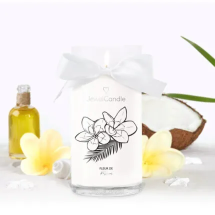 Weiße Fleur de Monoi Kerze mit Schleife und tropischer Dekoration