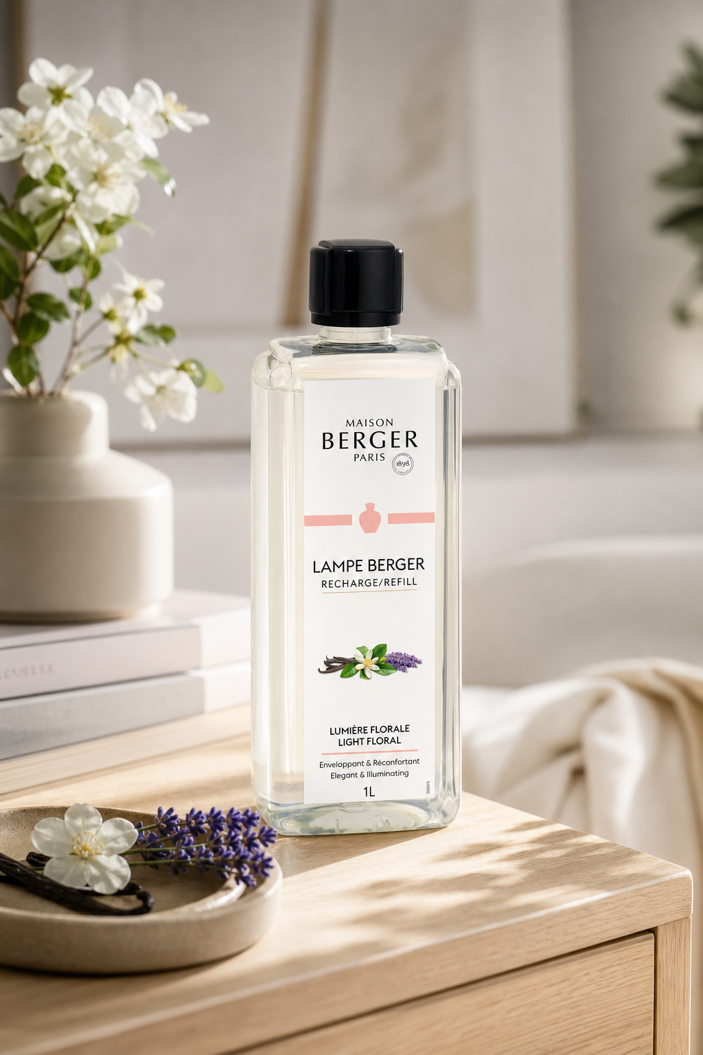 Lumière-Florale-Nachfüllflasche steht auf einem Holzmöbel neben Blumen und Dekoration