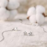 Silberfarbene Kette mit Blattanhänger, Perle und zwei Blumensteckern
