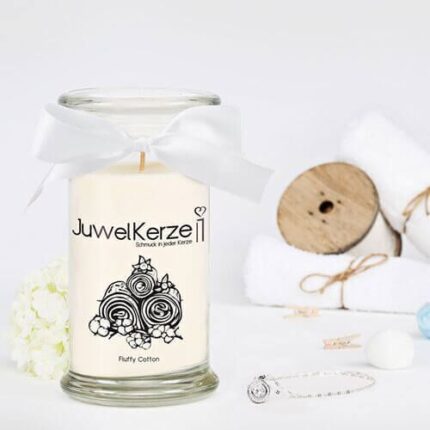 Weiße JuwelKerze-Kerze mit Schleife und sichtbarer Halskette mit Anhänger
