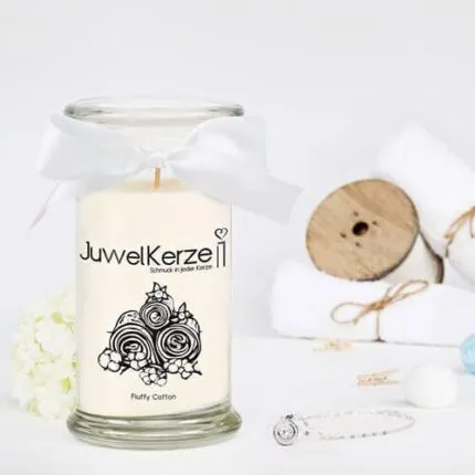 Weiße JuwelKerze-Kerze mit Schleife und sichtbarer Halskette mit Anhänger