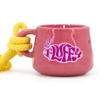 Pinke Kerzentasse mit gelber Kordel und sichtbarem Fluffy-Schriftzug