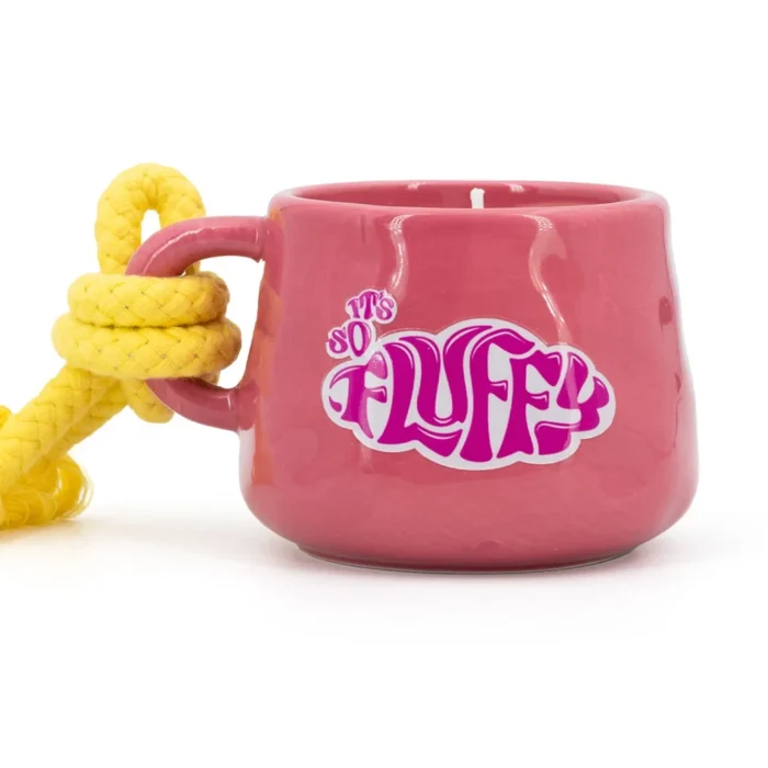 Pinke Kerzentasse mit gelber Kordel und sichtbarem Fluffy-Schriftzug
