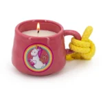 Brennende Duftkerze in pinker Tasse mit Einhornmotiv und gelber Kordel