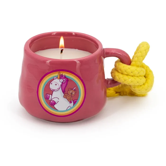 Brennende Duftkerze in pinker Tasse mit Einhornmotiv und gelber Kordel