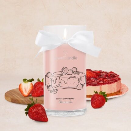 Rosa Kerze mit weißer Schleife und Erdbeer-Cheesecake-Illustration
