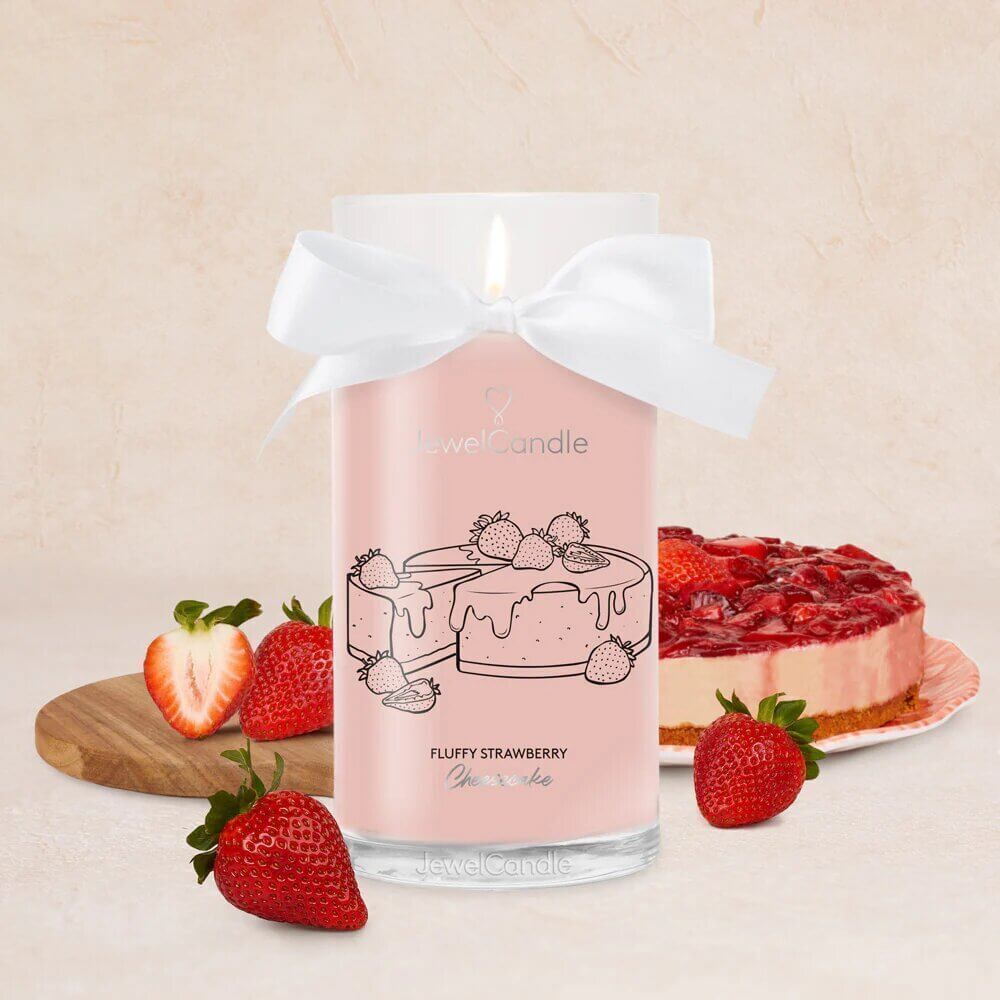 Fluffy Strawberry Cheesecake Kerze Rosa Kerze mit weißer Schleife und Erdbeer-Cheesecake-Illustration