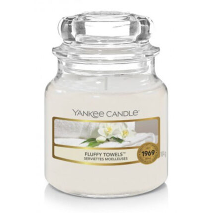 Nahaufnahme einer Yankee Candle Fluffy Towels Kerze mit Etikett