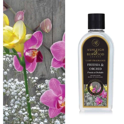 Flasche mit Ashleigh & Burwood Lamp Fragrance Freesia & Orchid vor Blumenmotiv