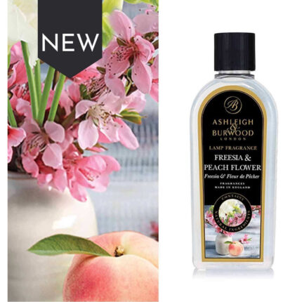 Flasche Ashleigh & Burwood Lamp Fragrance Freesia & Peach Flower vor Blüten und Pfirsich