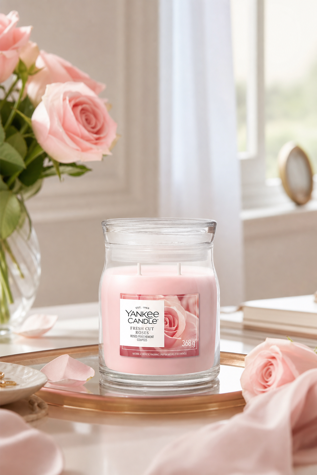 Fresh Cut Roses 368g 2-Docht in einer stimmungsvollen Anwendungsszene