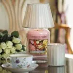 Yankee Candle Fresh Cut Roses Kerze mit Lampenschirm auf einem Tisch