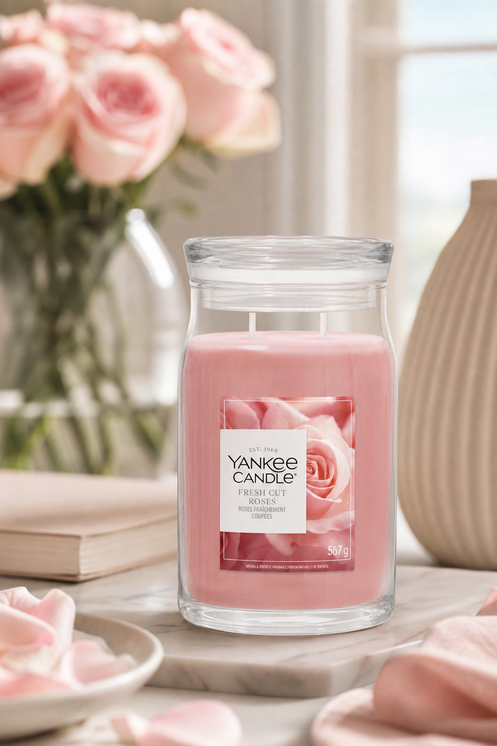 Fresh Cut Roses Signature Glas groß 567g 2-Docht in einer stimmungsvollen Anwendungsszene