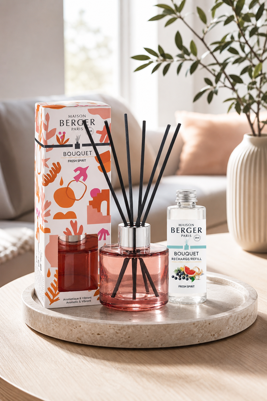 Fresh Spirit Diffuser mit Verpackung und Nachfüllflasche auf einem Tablett im Wohnraum