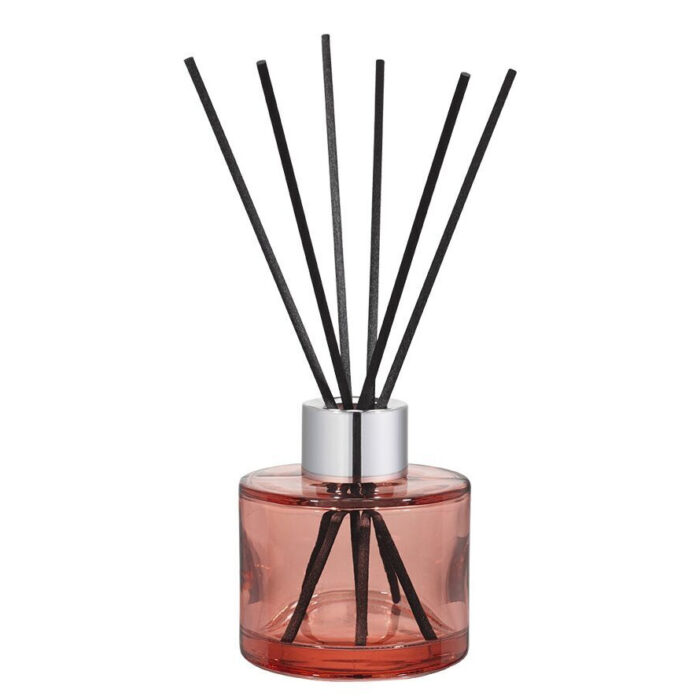 Nahaufnahme eines rosa Diffusers mit silbernem Verschluss und Duftstäbchen