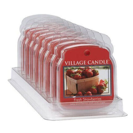 Mehrere Village Candle Fresh Strawberries Verpackungen im transparenten Verkaufsdisplay