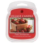 Village Candle Fresh Strawberries Verpackung neben Duftlampe und Erdbeeren