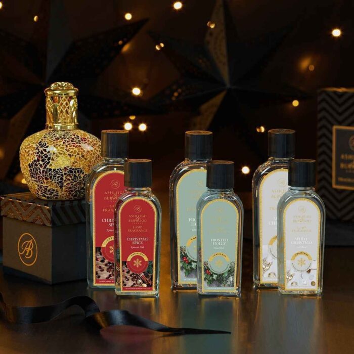 Christmas Spice Duftölflasche zwischen weiteren Lamp Fragrance Flaschen und einer Duftlampe