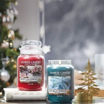 Rote Frosty Gingerbread Kerze neben einer blauen Yankee Candle und Weihnachtsdekoration