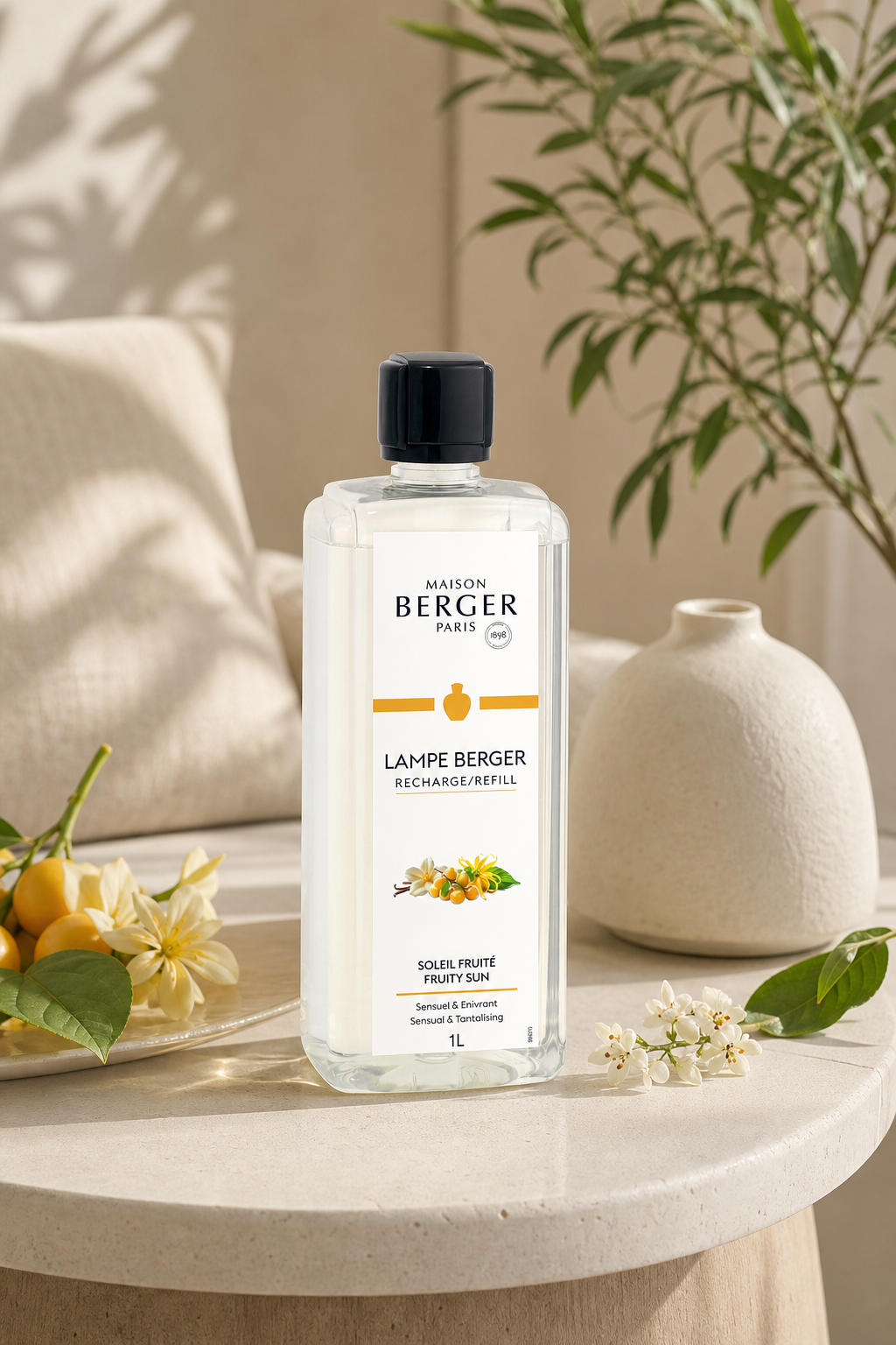 Maison Berger Fruity Sun Nachfüller auf einem Tisch neben Vase und Pflanzen