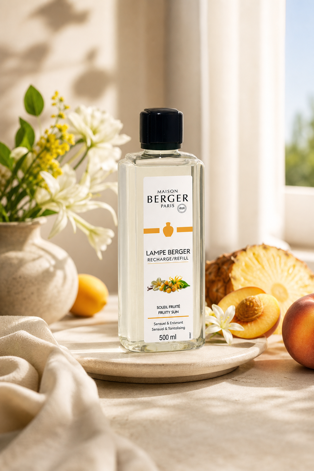 Fruity Sun Nachfüller steht auf einem Tisch neben Blumen und aufgeschnittenen Früchten