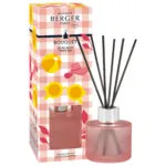 Rosa Raumduft-Diffuser mit silbernem Verschluss und schwarzen Duftstäbchen