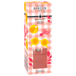 Rosa Diffuser mit Verpackung auf einem Tisch im Wohnraum