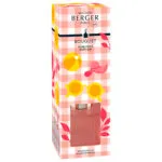 Rosa Diffuser mit Verpackung auf einem Tisch im Wohnraum