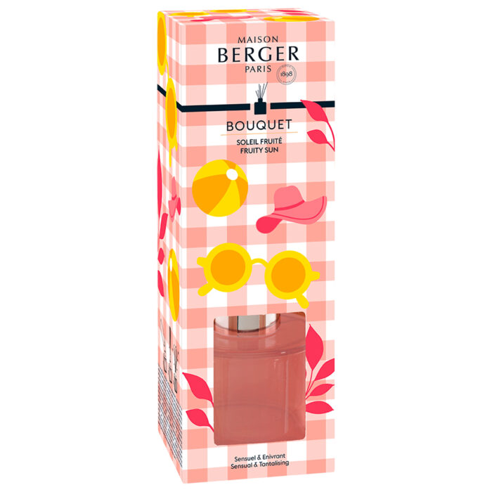 Rosa Diffuser mit Verpackung auf einem Tisch im Wohnraum