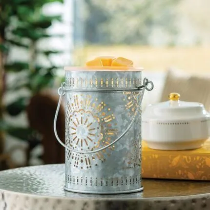Galvanisierte Duftlampe mit gelben Wachswürfeln auf einem Tisch