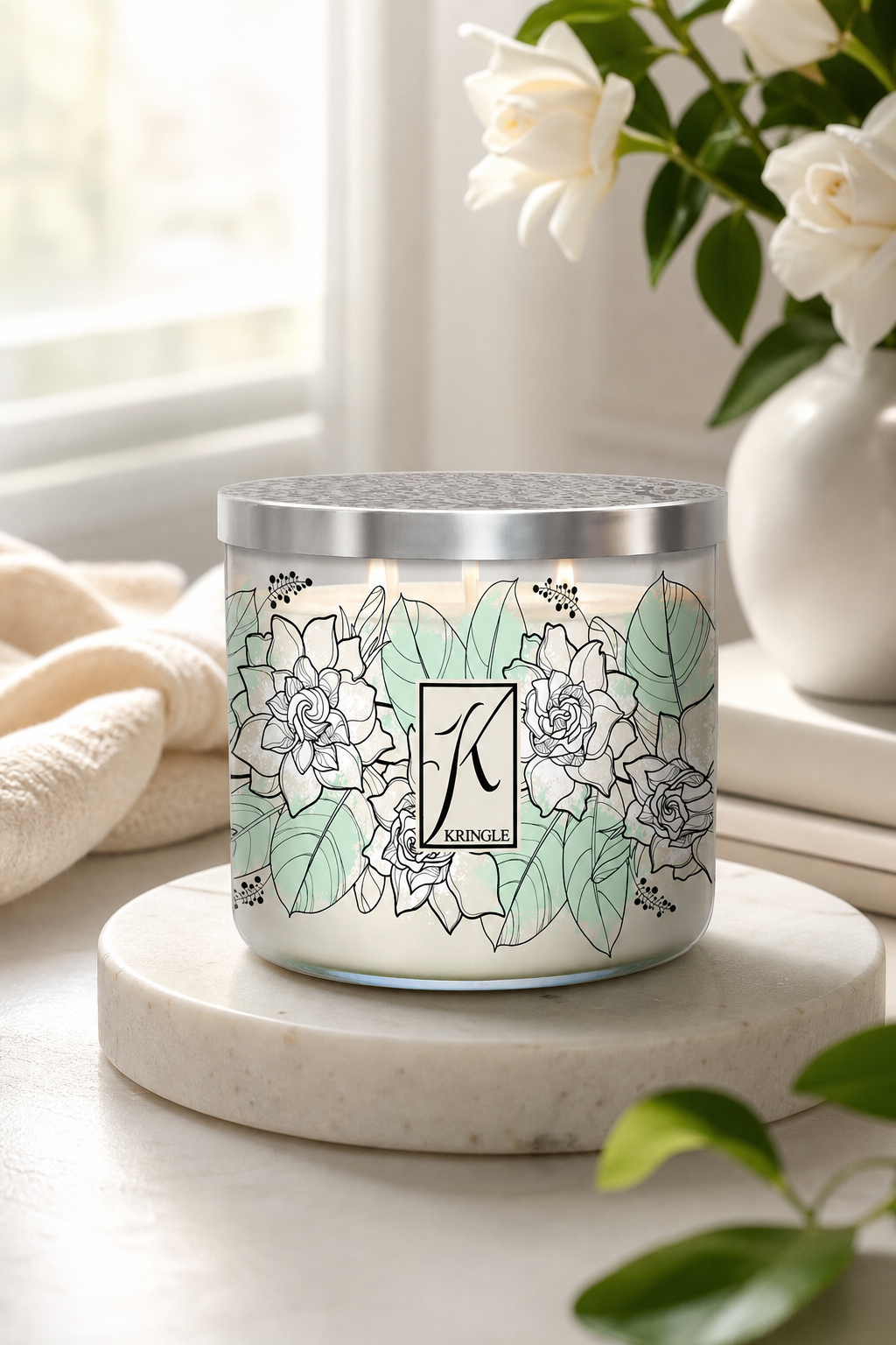 Gardenia 396g Tumbler 3-Docht in einer stimmungsvollen Anwendungsszene