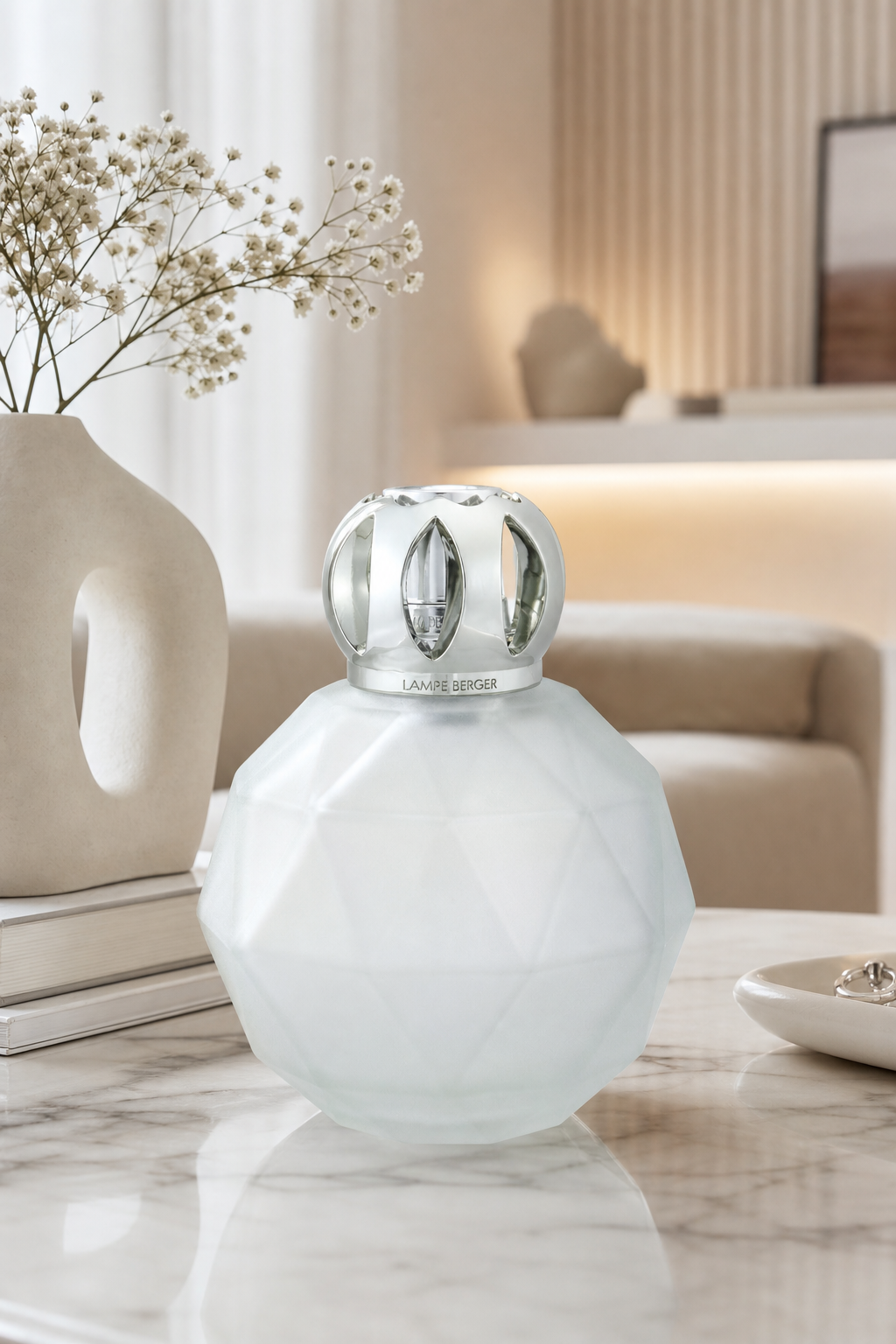 Frosted Geode Lampe Berger auf einem Tisch im Wohnbereich
