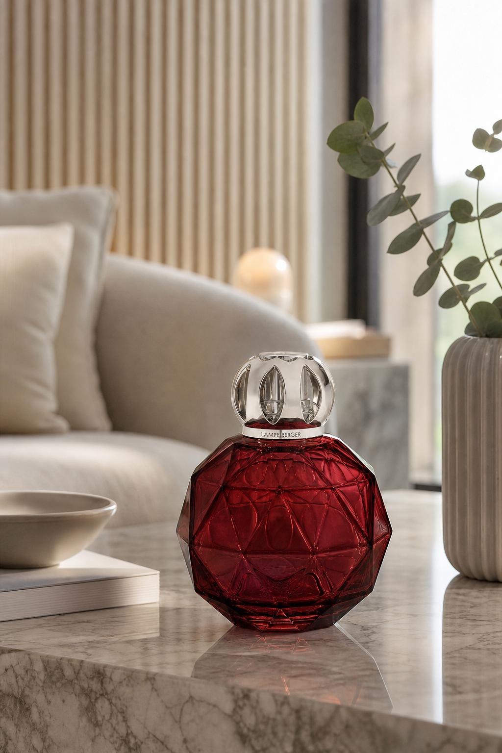 Rote facettierte Lampe Berger Geode Paprika auf einem Tisch im Wohnbereich
