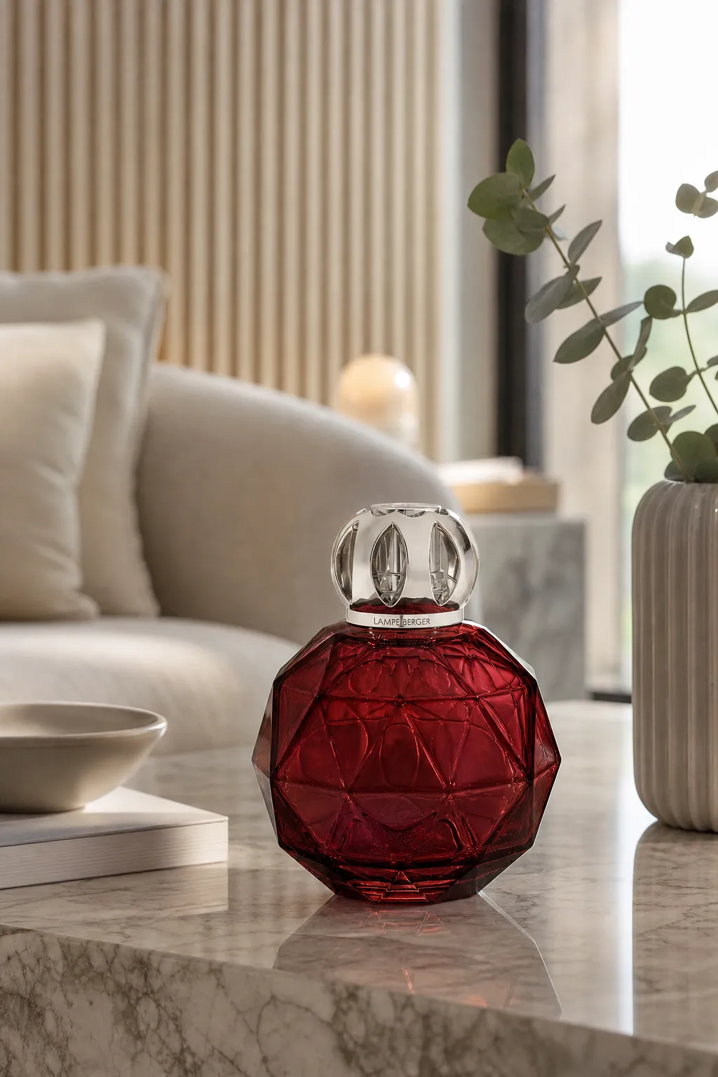 Geode Paprika im Wohnbereich Rote facettierte Lampe Berger Geode Paprika auf einem Tisch im Wohnbereich