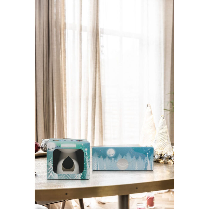 Duftlampe und winterlich bedruckte Yankee Candle Geschenkverpackung im Raum