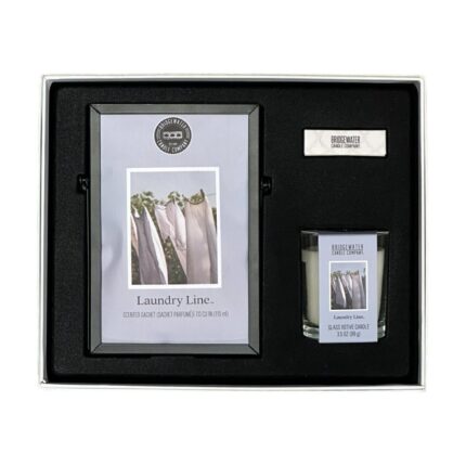 Geöffnetes Geschenkset mit Laundry Line Duft-Sachet und Glas-Votivkerze