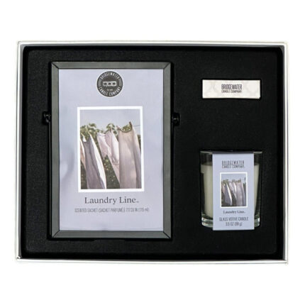 Geöffnetes Bridgewater Geschenkset mit Duft-Sachet und Glas-Votivkerze Laundry Line