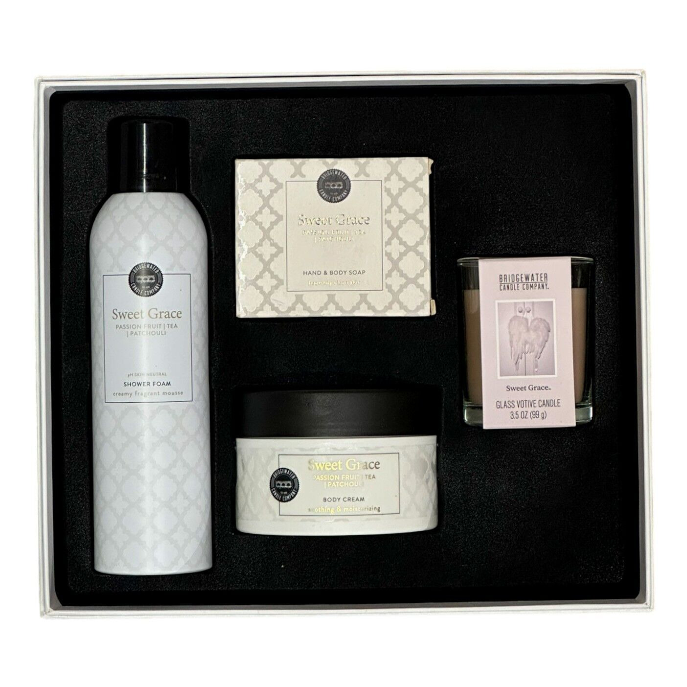 Bridgewater Sweet Grace Geschenkset Geöffnetes Geschenkset mit vier Sweet-Grace-Pflegeprodukten und Glas-Votivkerze