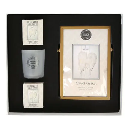 Geschenkset mit zwei Votivkerzen, Kerzenglas und gerahmtem Sweet-Grace-Sachet
