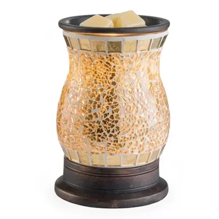 Duftlampe mit goldfarbenem Glasaufsatz und hellen Wachswürfeln oben