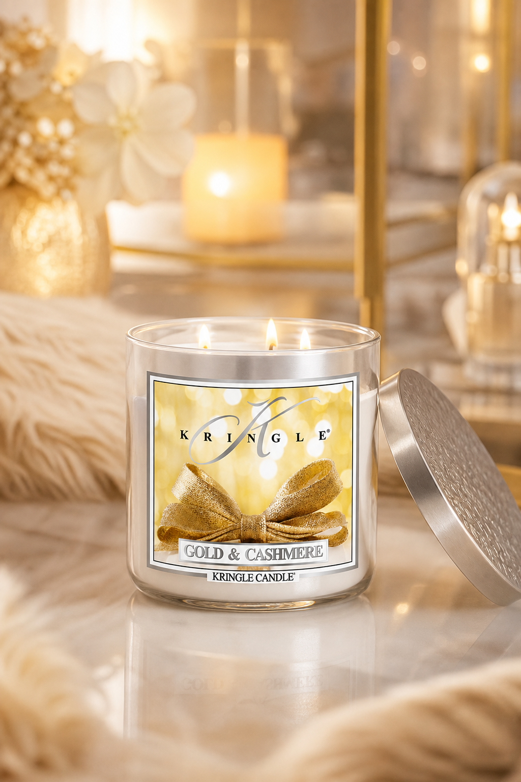 Gold & Cashmere 396g Tumbler 3-Docht in einer stimmungsvollen Anwendungsszene