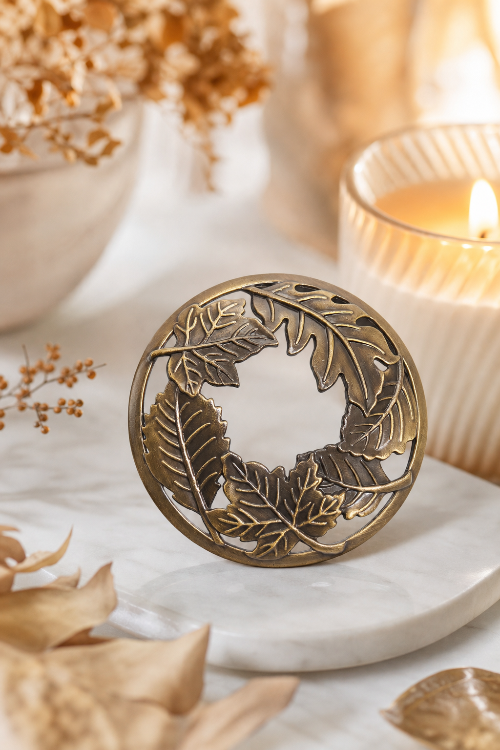 Golden Leaves Candle-Lid in einer stimmungsvollen Anwendungsszene