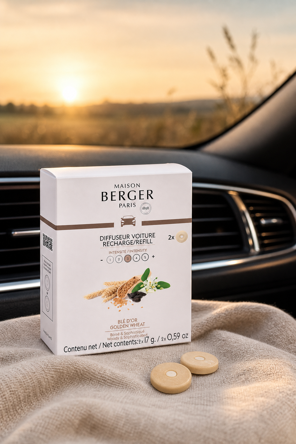 Maison Berger Verpackung mit zwei runden Nachfüllern auf einer Autokonsole