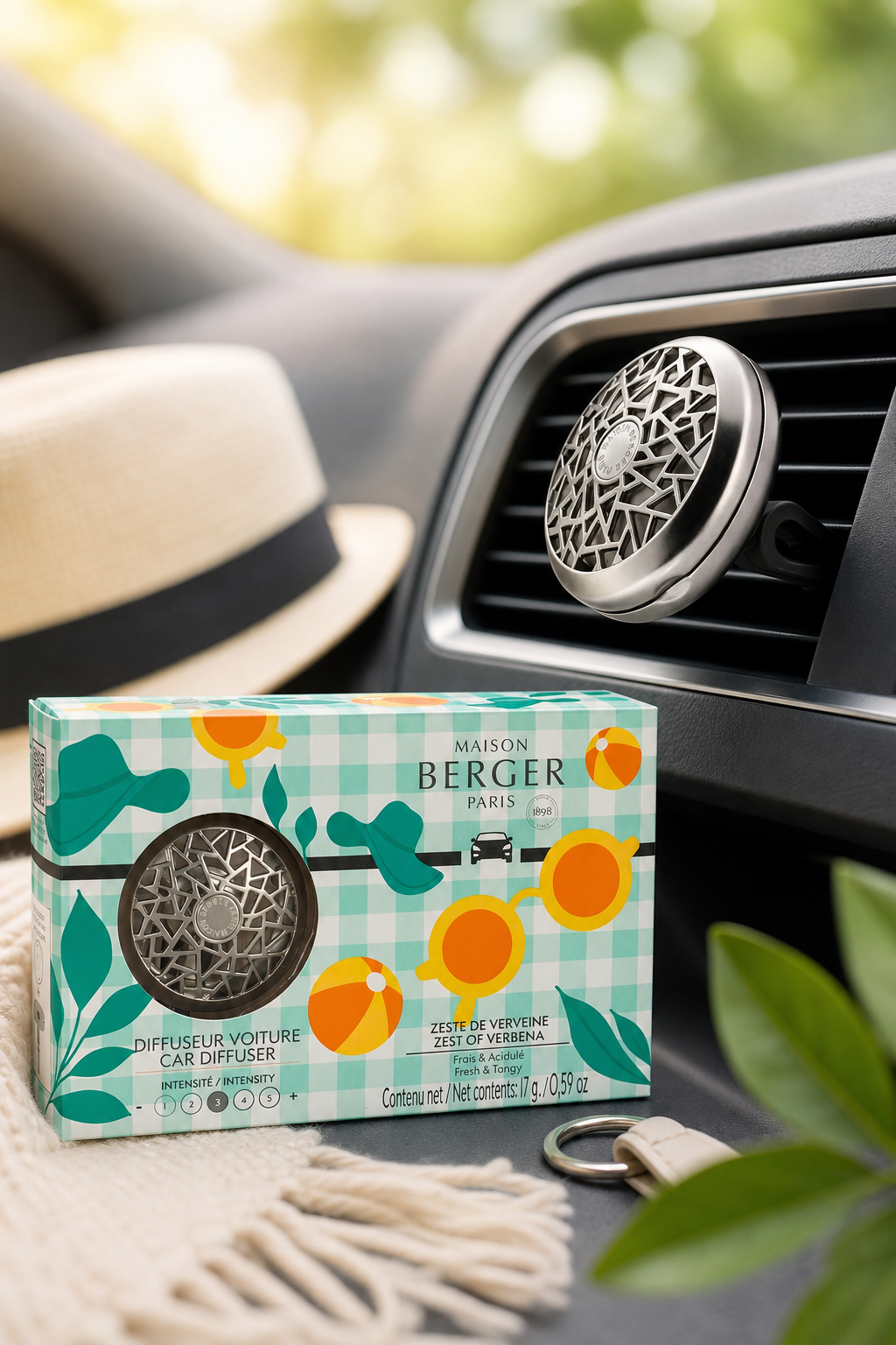 Autoduft am Lüftungsgitter eines Fahrzeugs neben der Produktverpackung