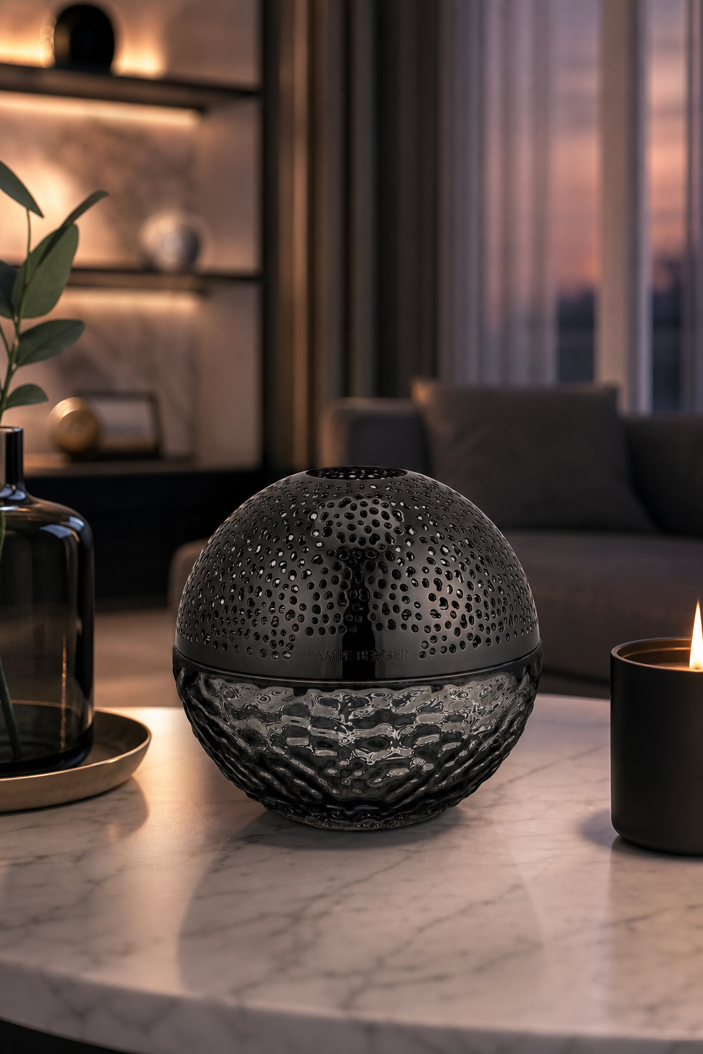 Schwarze runde Duftlampe auf einem Tisch in einem Wohnzimmer
