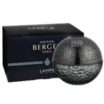 Schwarze runde Duftlampe vor ihrer Maison Berger Paris Verpackung