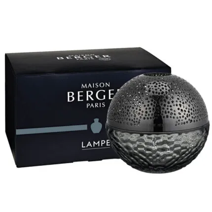 Schwarze runde Duftlampe vor ihrer Maison Berger Paris Verpackung